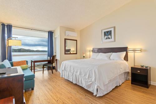KelseyvilleKonocti Harbor Resort的一间卧室配有一张床、一张书桌和一个窗户。