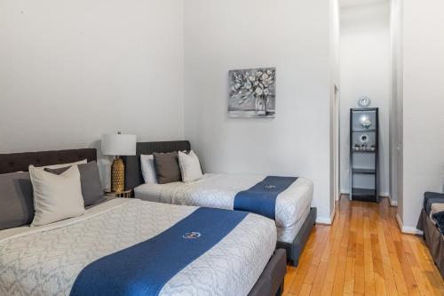 圣地亚哥Greely Gaslamp - Loft W Parking & 4 Beds #201的酒店客房设有两张床和一张桌子。