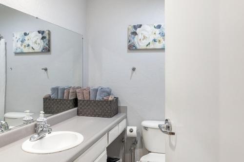 圣地亚哥Greely Gaslamp - Loft W Parking & 4 Beds #201的一间带水槽、镜子和卫生间的浴室