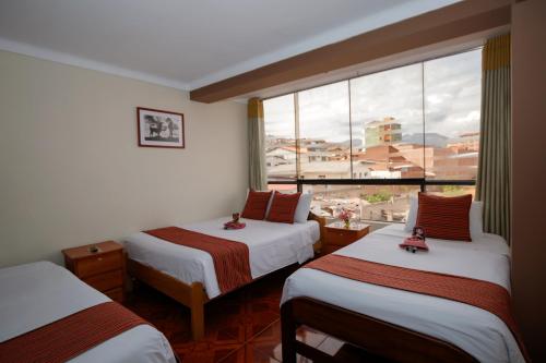 库斯科普林西比三世酒店的酒店客房设有两张床和大窗户。