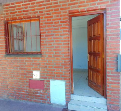 圣萨尔瓦多德朱Giuli Room的砖墙,有门和窗户