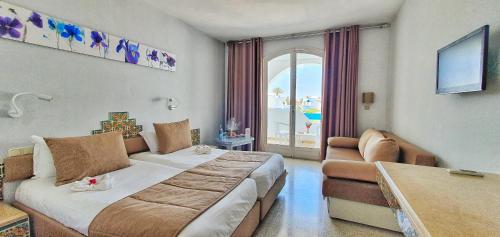 米多恩Zenon Djerba的酒店客房,配有床和沙发