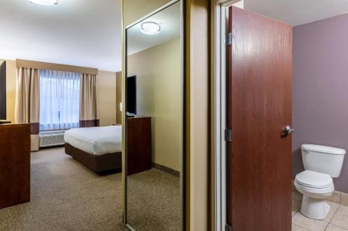 摩根城摩根城康福特茵套房酒店的酒店客房设有带一张床和卫生间的浴室