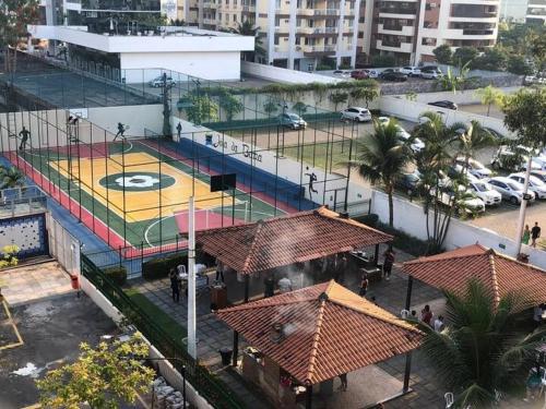里约热内卢Barra da Tijuca的城市篮球场空中景观