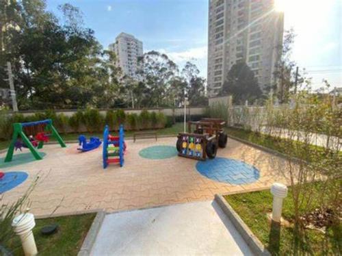 里约热内卢Barra da Tijuca的公园内带游戏设备的游乐场