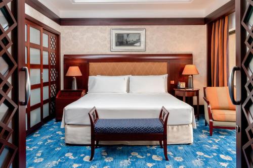 科威特科威特智选假日酒店的配有一张床和一把椅子的酒店客房