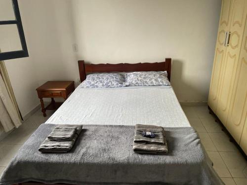 大伊瓜巴A Casa para a sua Família em Iguaba Grande, até 9 pessoas的一间卧室配有一张床,上面有两条毛巾
