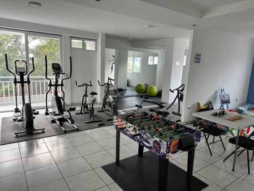 特古西加尔巴Monoambiente Apart-Studio的健身房设有桌上足球和健身自行车