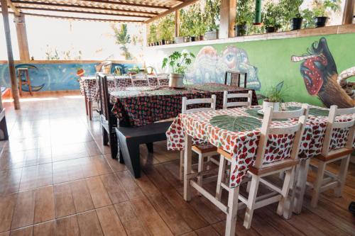 Praia de PalmasMorango das Palmas的一间在房间内配有桌椅的餐厅