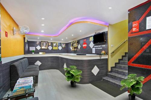 班加罗尔OYO Sai Ram Residency的快餐店的酒吧,带楼梯