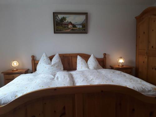 柯尼希斯湖畔舍瑙Haus Widlbrand的卧室配有带白色枕头的大床
