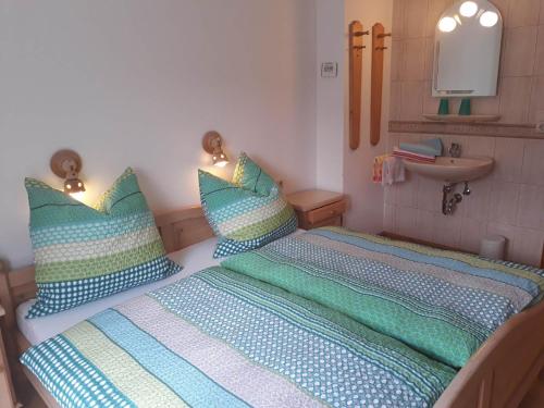 柯尼希斯湖畔舍瑙Haus Widlbrand的一间带床和水槽的小卧室