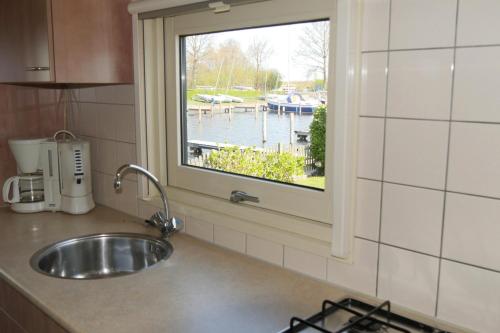 芬克芬温可微因斯普拉森VVP出租小木屋的带水槽的厨房台面和窗户