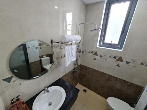 迪石Seaside Hotel - Rach Gia的一间带水槽和镜子的浴室