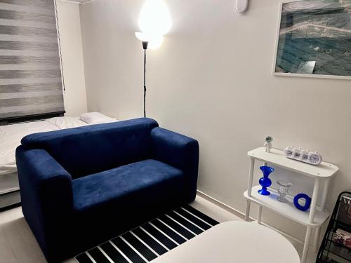 大邱Mi Stay - StarBnB branch的客厅配有蓝色椅子和一张床