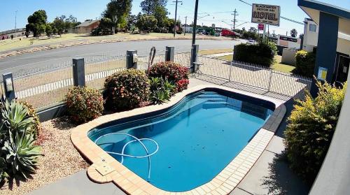 Blackwater黑水汽车旅馆的街道中央的小游泳池