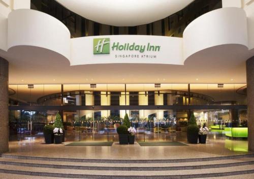 新加坡Holiday Inn Singapore Atrium, an IHG Hotel的购物商场的大堂,上面有读假日旅馆书的标志