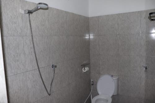 龙目岛库塔Room 212的浴室配有淋浴和卫生间。
