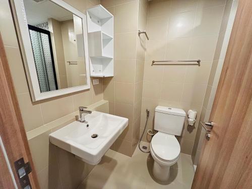 华欣Lahabana Hua Hin by Condo Ex Center的浴室配有白色卫生间和盥洗盆。