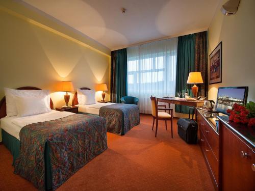 布拉格艾美住宅酒店的酒店客房配有两张床和一张书桌
