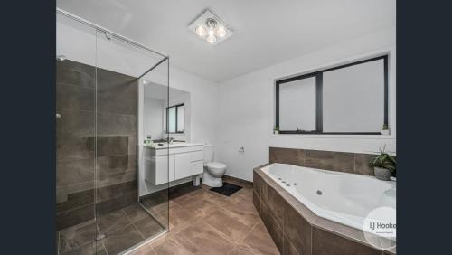 霍巴特Tranquil Retreat 10 Min to Hobart-WIFI Smart TV的带浴缸、卫生间和盥洗盆的浴室