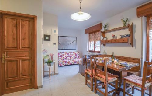 SassalboCasa Il Capriolo的厨房以及带桌椅的用餐室。