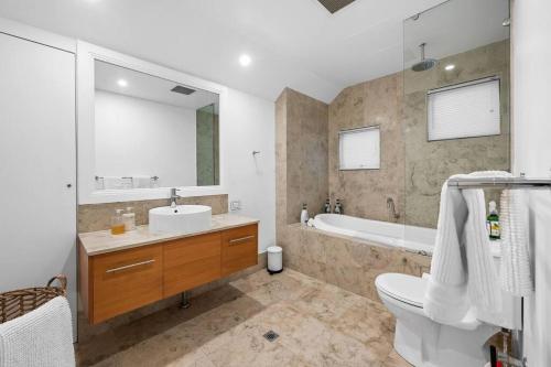曼哲拉Ocean View Villa, 2 bedroom的浴室配有盥洗盆、卫生间和浴缸。
