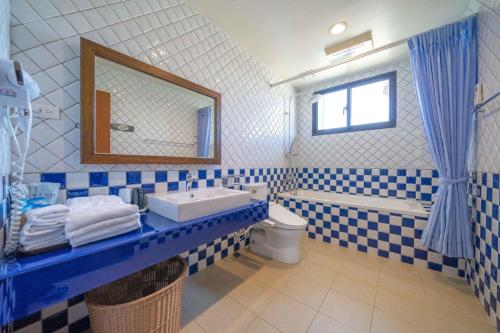 礁溪田念民宿的蓝色和白色的浴室设有水槽和卫生间