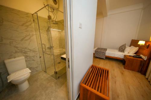 康提BPR - Asgiriya ,Kandy的带淋浴和卫生间的浴室以及1张床。