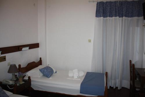 萨米Melissani hotel的一间小卧室,配有床和窗户