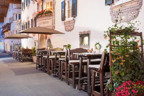 基茨比厄尔艾格尔威特嘎斯托夫酒店的街边带桌子和遮阳伞的户外餐厅