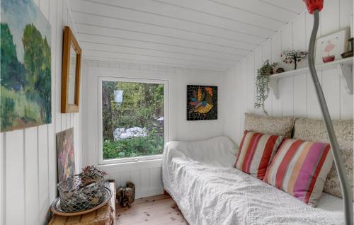 蒂霍尔姆Stunning Home In Thyholm With Kitchen的小房间配有沙发和窗户