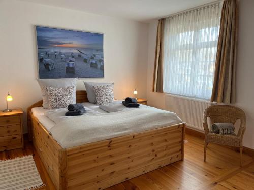 海利根港Ferienwohnung Möwe的一间卧室配有一张大床,墙上挂着一幅大画