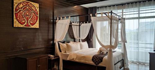 清迈ANANTAYA CHIANGMAI BOUTIQUE HOTEL的一间卧室设有天蓬床和窗户。