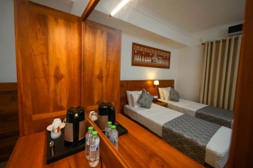 康提BPR - Asgiriya ,Kandy的酒店客房设有两张床和一张桌子。