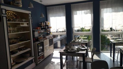 费拉拉Boutique Hotel Ferrara的厨房拥有蓝色的墙壁和桌子,窗户