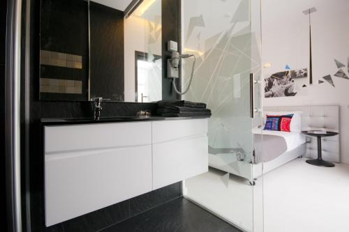 纳扎雷魔术酒店的白色的浴室设有水槽和镜子