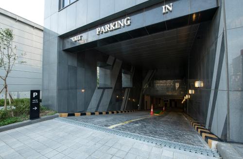 清州市J One Hotel Cheongju的一座设有停车库入口的建筑