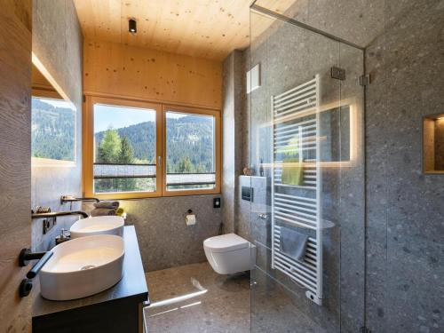 埃尔毛Apartment sZuahäusl的浴室配有卫生间、盥洗盆和淋浴。