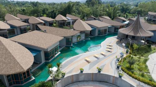 Naung BuaNakaburi Sanctuary Resort&Spa的享有度假村游泳池的空中景致