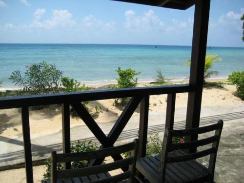 刁曼岛Dumba Bay Tioman的阳台配有椅子,享有海滩美景。