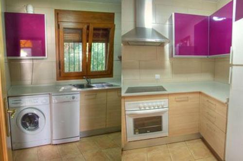 奇克拉纳－德拉弗龙特拉Chalet Merkal的厨房配有紫色橱柜和洗衣机
