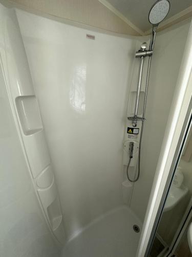 斯凯格内斯Sunnymede 2 Keyshare Holiday lets的带淋浴和卫生间的白色浴室