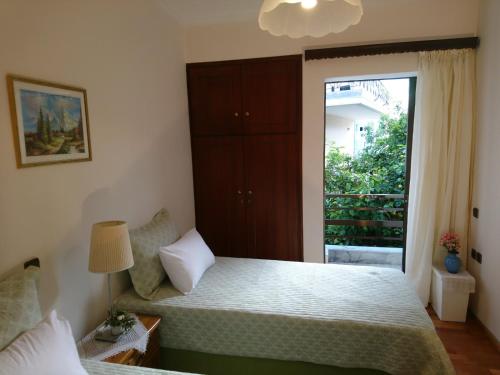 干尼亚Sunny family apartment in Chania close to the sea的一间卧室设有一张床和一个大窗户