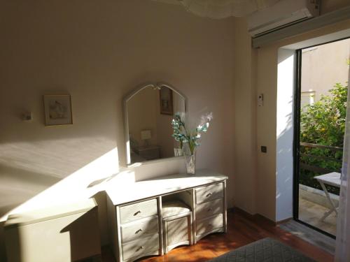 干尼亚Sunny family apartment in Chania close to the sea的浴室设有白色水槽和镜子