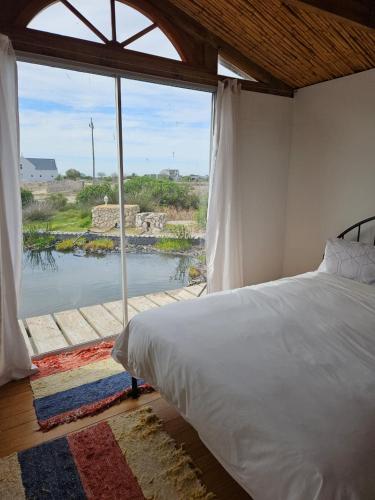 兰格班Aintree Lodge - Yoga Den的一间卧室设有一张床和一个大窗户