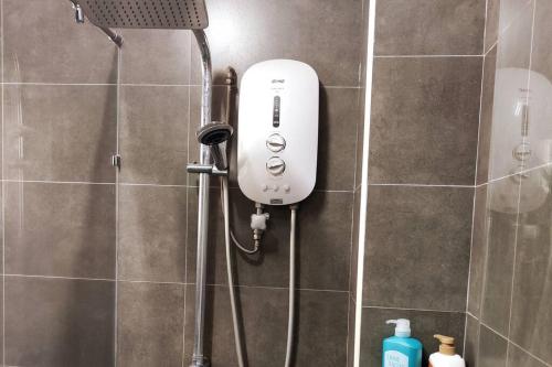 普崇Puchong Landed Homestay - 1st unit @ BKT Puchong的浴室内提供白色肥皂喷雾器和淋浴