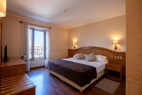 格拉多玫特洛普雷酒店的酒店客房设有床和窗户。