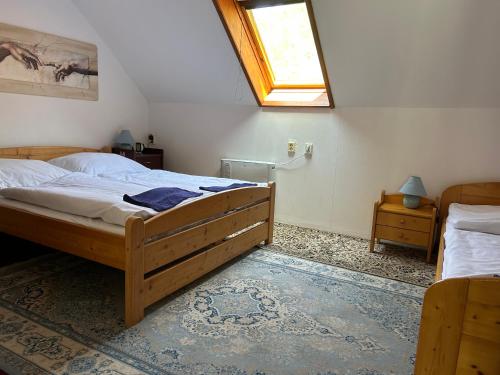 BlatnicaPenzión Encián的一间卧室设有两张床和窗户。