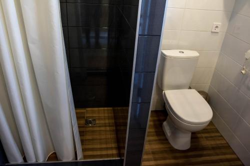 Moshchanytsya"Дальний кордон"的一间带卫生间和淋浴的浴室